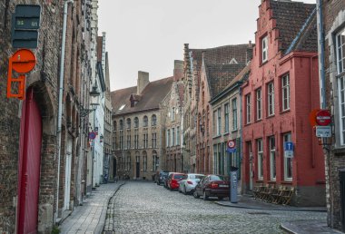 Bruges, Belçika - 5 Ekim 2018. Bruges, Belçika eski binalarda. En iyi korunmuş ortaçağ kenti Belçika Bruges (Brugge) olduğunu.