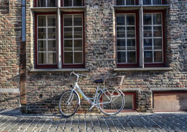 Bruges, Belçika - 5 Ekim 2018. Bruges, Belçika'daki antik Caddesi üzerinde bir bisiklet. En iyi korunmuş ortaçağ kenti Avrupa'nın Belçika Bruges (Brugge) olduğunu.
