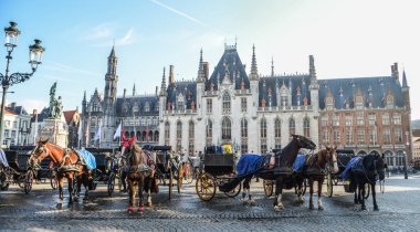 Bruges, Belçika - 6 Ekim 2018. Güzel Bruges Şehir, Belçika bir at tarafından çekti taşıma.