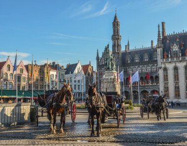 Bruges, Belçika - 6 Ekim 2018. Güzel Bruges Şehir, Belçika bir at tarafından çekti taşıma.