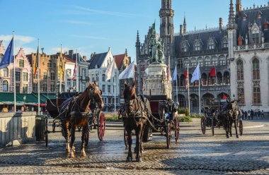 Bruges, Belçika - 6 Ekim 2018. Güzel Bruges Şehir, Belçika bir at tarafından çekti taşıma.