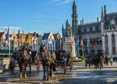 Bruges, Belçika - 6 Ekim 2018. Güzel Bruges Şehir, Belçika bir at tarafından çekti taşıma.