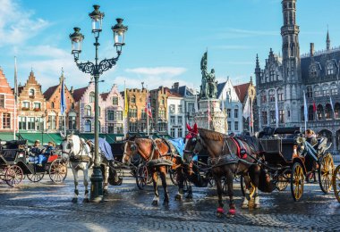 Bruges, Belçika - 6 Ekim 2018. Güzel Bruges Şehir, Belçika bir at tarafından çekti taşıma.