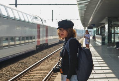 Bruges, Belçika - 6 Ekim 2018. Tren, Tren İstasyonu, Belçika için bekleyen bir kadın.