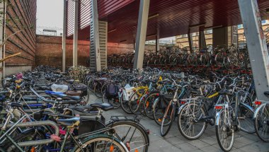 Gent, Belçika - 6 Ekim 2018. Gent, Belçika merkezinde otopark büyük bisiklet. Birçok kişi Bisikletler Avrupa şehirler kullanın.