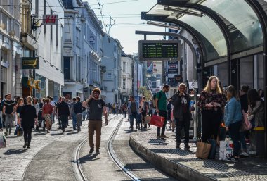 Gent, Belçika - 6 Ekim 2018. Gent, Belçika sokakta yürüyen insanlar. Gent (Ghent) en büyük dördüncü ve en güzel şehirdir.