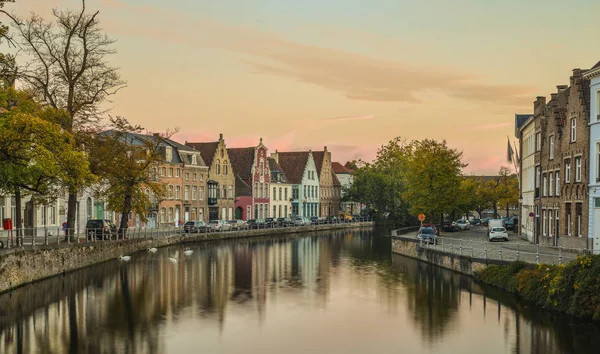 比利时布鲁日 2018年10月6日 比利时布鲁日的带运河的旧建筑 布鲁日是欧洲保存最完好的中世纪城镇之一 — 图库照片