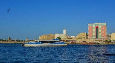 Dubai, Birleşik Arap Emirlikleri - 9 Aralık 2018. Dubai Creek üzerinde çalışan bir sürat teknesi. Dere ticaret gemileri kolaylık sağlamak için yapılan bir insan yapımı su yolu olduğunu.