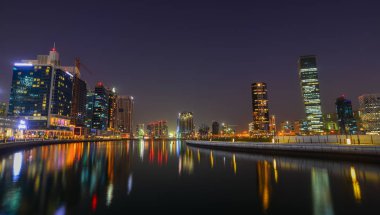 Dubai, Birleşik Arap Emirlikleri - 9 Aralık 2018. Dubai Yat Limanı gece manzarası ile mavi saatte ve liman yansımalar.
