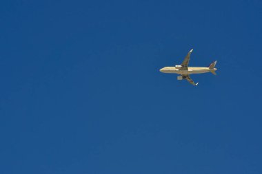 Mavi gökyüzünde uçan yolcu uçağı. Havacılık arka plan kopya alanı ile.