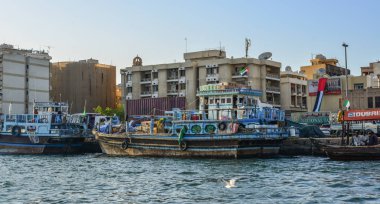 Dubai, Birleşik Arap Emirlikleri - 9 Aralık 2018. Ahşap tekne (su otobüsü) Dubai Creek. Dere ticaret gemileri kolaylık sağlamak için yapılan bir insan yapımı su yolu olduğunu.