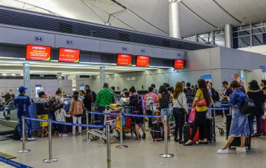 Saigon, Vietnam - 4 Aralık 2018. Check-in Tan Son Nhat Havaalanı Saigon, Vietnam için sayaçları. Tan oğlu Nhat Vietnam en işlek Uluslararası Havaalanı olduğunu.