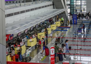 Manila, Filipinler - 4 Aralık 2018. Check-in sayaçları Manila, Filipinler Ninoy Aquino Uluslararası Havaalanı (NAIA).