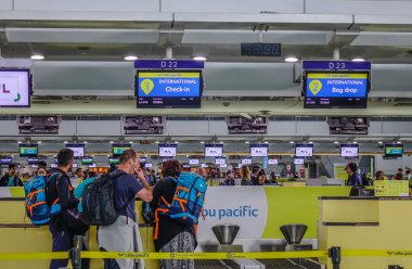 Manila, Filipinler - 4 Aralık 2018. Check-in sayaçları Manila, Filipinler Ninoy Aquino Uluslararası Havaalanı (NAIA).