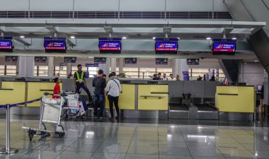 Manila, Filipinler - 4 Aralık 2018. Check-in sayaçları Manila, Filipinler Ninoy Aquino Uluslararası Havaalanı (NAIA).