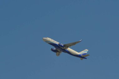Dubai, Birleşik Arap Emirlikleri - 9 Aralık 2018. Bir Airbus A320 uçak Indigo alarak-off Dubai Havaalanı (Dxb). DXB dünyanın üçüncü en işlek Havaalanı olduğunu.