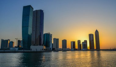 Dubai, Birleşik Arap Emirlikleri - 9 Aralık 2018. Dubai, Birleşik Arap Emirlikleri modern binalar gün batımında. Dubai küresel iş hub Ortadoğu'nun biridir.