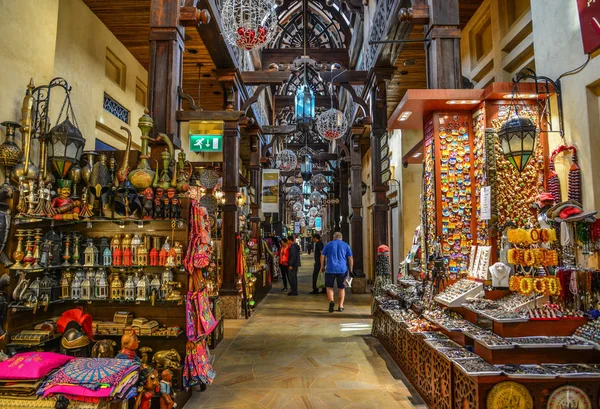 Dubai, Birleşik Arap Emirlikleri - 9 Aralık 2018. Souk Madinat Jumeirah de Dubai. Madinat Jumeirah resort, geleneksel Arap tarzı çarşı bir parçasıdır.