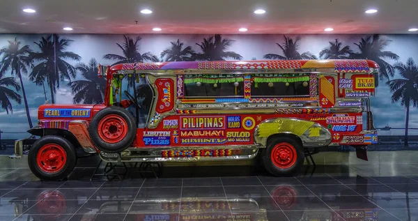 マニラ フィリピン 2018 マニラ空港 Naia での表示にジープニー 小型乗合自動車がバスやフィリピンの公共交通機関の最も一般的な方法 — ストック写真