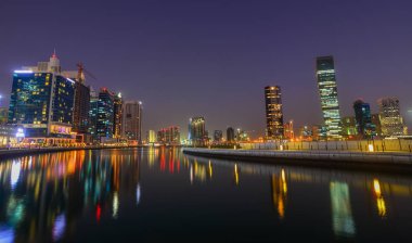 Dubai, Birleşik Arap Emirlikleri - 9 Aralık 2018. Dubai Yat Limanı gece manzarası ile mavi saatte ve liman yansımalar.