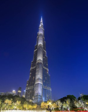 Dubai, Birleşik Arap Emirlikleri - 10 Aralık 2018. Uluslararası Dubai Kongre ve Sergi Sarayı, Dubai görünümü geceleri. Dünyanın en yüksek kulesi, toplam yüksekliği 829.8 m ile yapıdır.