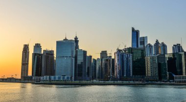 Dubai, Birleşik Arap Emirlikleri - 9 Aralık 2018. Dubai, Birleşik Arap Emirlikleri modern binalar gün batımında. Dubai küresel iş hub Ortadoğu'nun biridir.