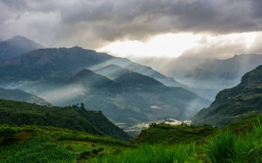 Kuzey Vietnam dağ manzarası (Mount Fansipan) gün batımında.