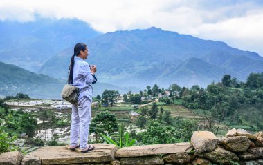 Sapa, Vietnam - 31 Mayıs 2016. Dağ üzerinde duran ve Sapa, Kuzey Vietnam manzarada görmek bir backpacker turist.