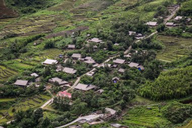 Kuzey Vietnam dağ köyü'nde Vietnam geleneksel ev.