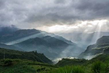 Kuzey Vietnam dağ manzarası (Mount Fansipan) gün batımında.