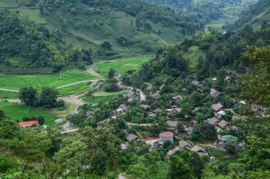 Kuzey Vietnam dağ köyü'nde Vietnam geleneksel ev.