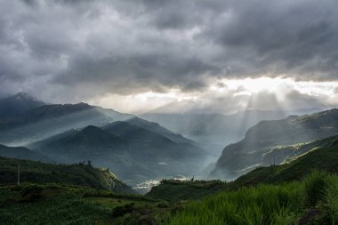 Kuzey Vietnam dağ manzarası (Mount Fansipan) gün batımında.