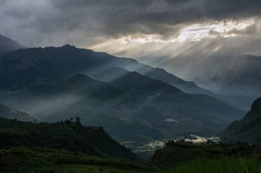 Kuzey Vietnam dağ manzarası (Mount Fansipan) gün batımında.