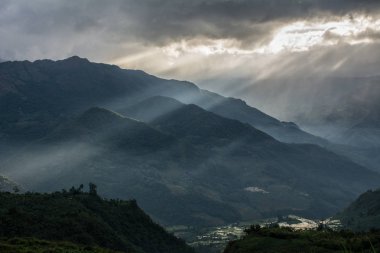 Kuzey Vietnam dağ manzarası (Mount Fansipan) gün batımında.