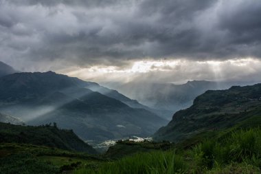 Kuzey Vietnam dağ manzarası (Mount Fansipan) gün batımında.