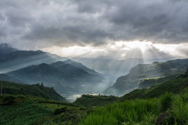 Kuzey Vietnam dağ manzarası (Mount Fansipan) gün batımında.