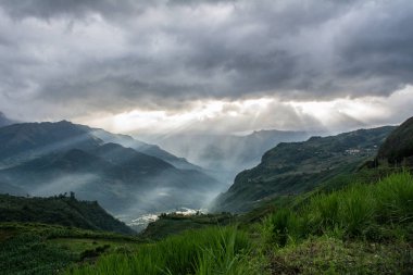 Kuzey Vietnam dağ manzarası (Mount Fansipan) gün batımında.