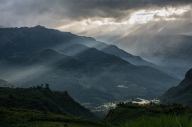 Kuzey Vietnam dağ manzarası (Mount Fansipan) gün batımında.