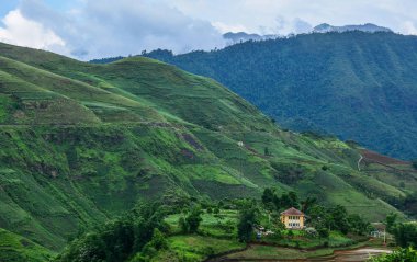 Sapa, Kuzey Vietnam dağ sahne. Sapa bulunur yaklaşık 350 km kuzeybatısında Hanoi, Çinliler yakın sınır.