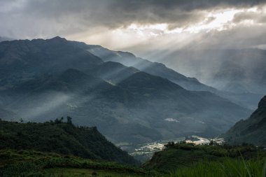 Kuzey Vietnam dağ manzarası (Mount Fansipan) gün batımında.
