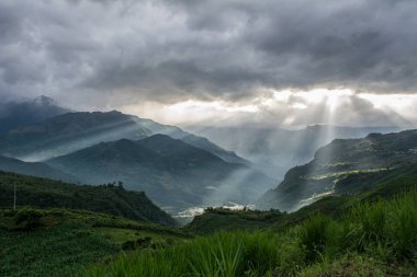 Kuzey Vietnam dağ manzarası (Mount Fansipan) gün batımında.