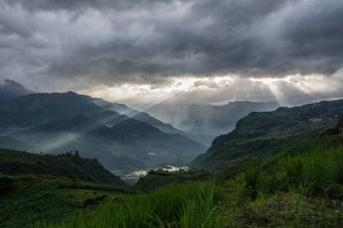 Kuzey Vietnam dağ manzarası (Mount Fansipan) gün batımında.