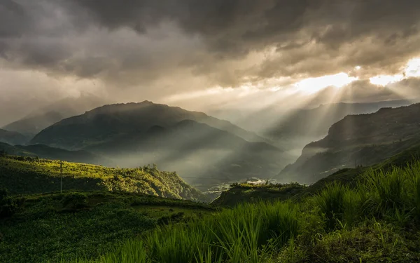 ベトナム北部の夕日山風景 マウント ファンシーパン山 — ストック写真