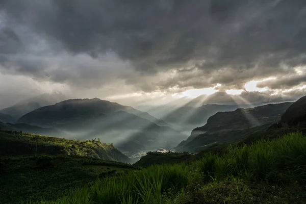 ベトナム北部の夕日山風景 マウント ファンシーパン山 — ストック写真