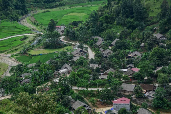 越南传统房子在越南北部的山村 — 图库照片