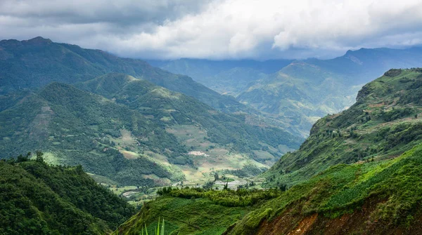 Sapa, Kuzey Vietnam dağ sahne. Sapa bulunur yaklaşık 350 km kuzeybatısında Hanoi, Çinliler yakın sınır.