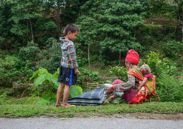 Vietnam Mai 2016 Une Femme Ethnique Avec Son Enfant Sur — Photo