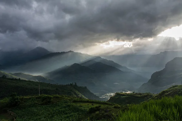 ベトナム北部の夕日山風景 マウント ファンシーパン山 — ストック写真