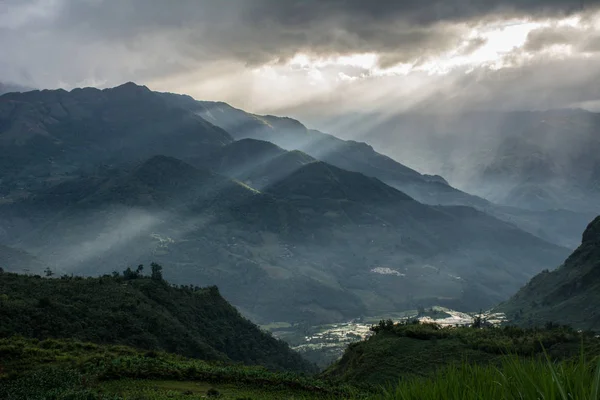 ベトナム北部の夕日山風景 マウント ファンシーパン山 — ストック写真