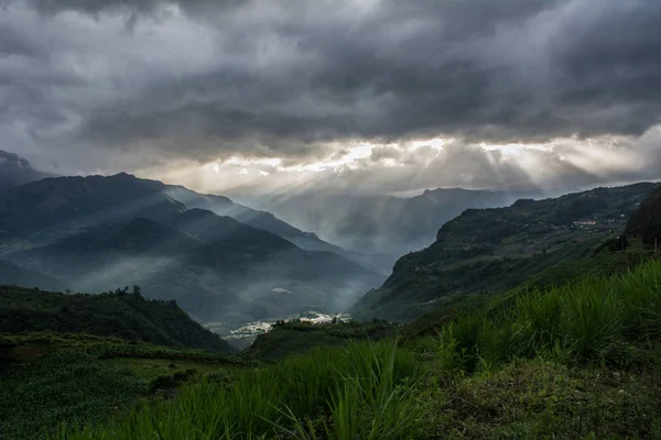 Kuzey Vietnam dağ manzarası (Mount Fansipan) gün batımında.